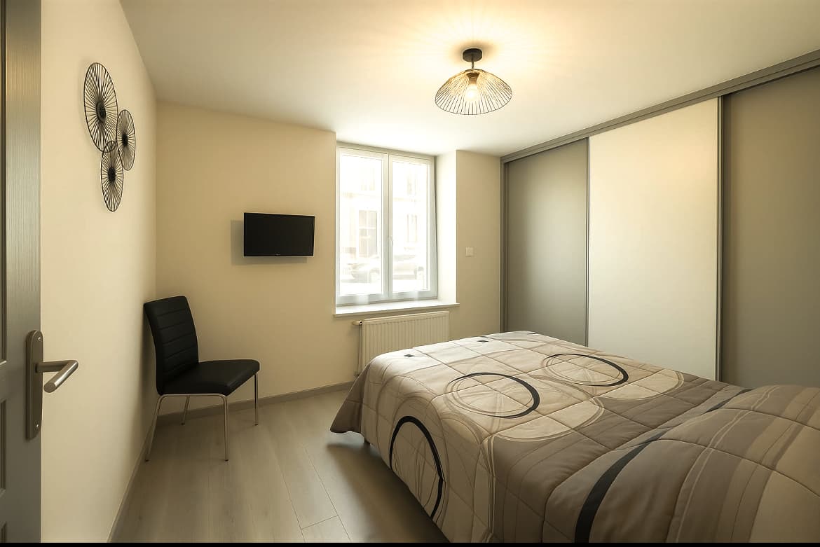Hoofdslaapkamer met tweepersoonsbed in Aux Portes de Gérardmer
