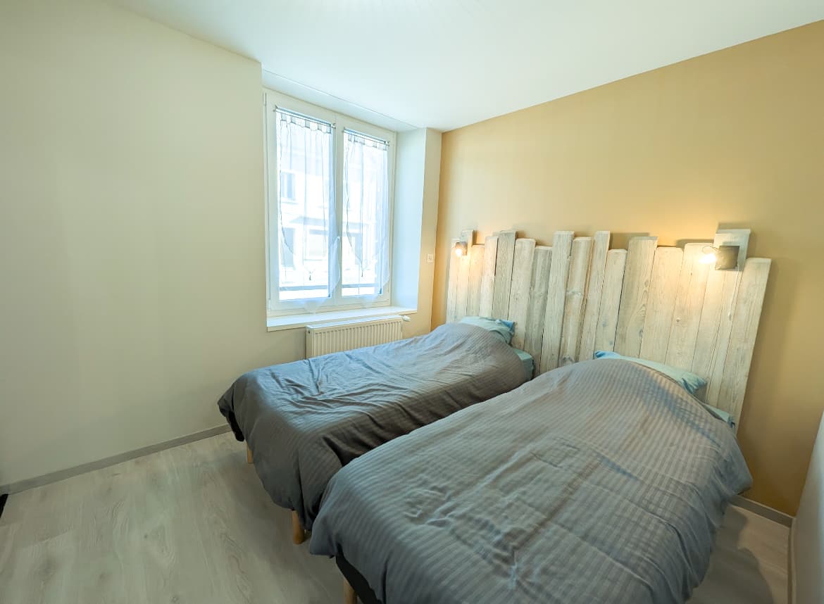 Tweede slaapkamer met twee eenpersoonsbedden in Aux Portes de Gérardmer