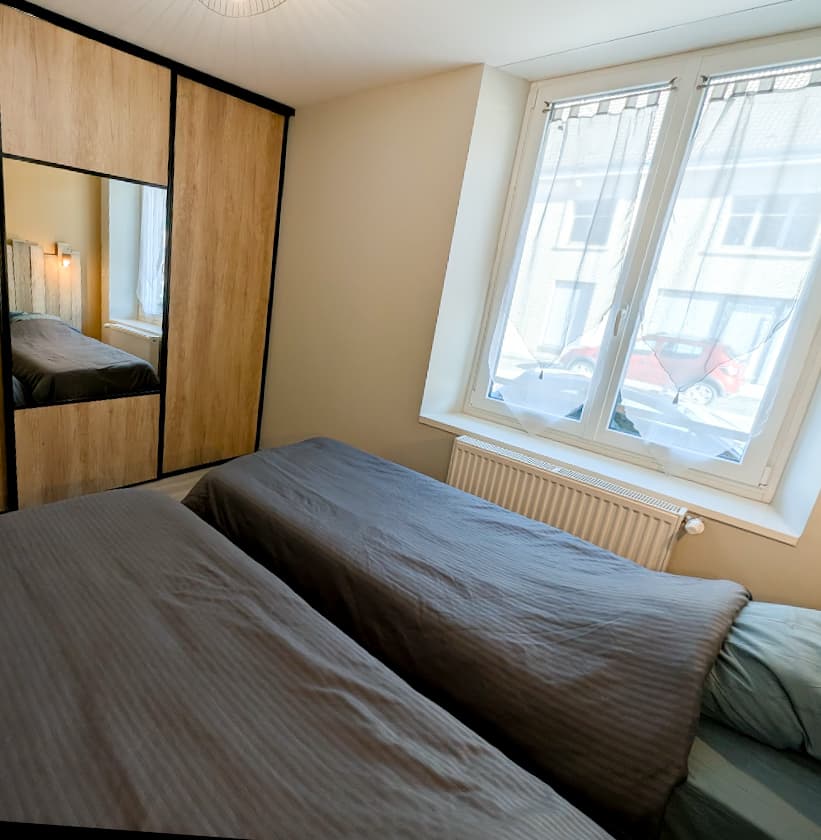 Rangements de la chambre avec deux lits simples