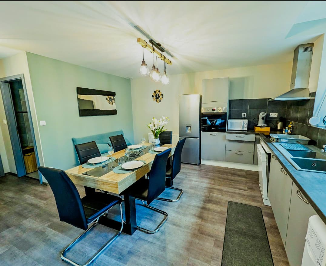 Uitgeruste keuken met familietafel in Aux Portes de Gérardmer