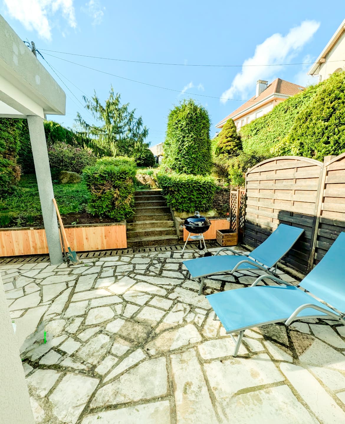 Overdekt terras met ligstoelen van Aux Portes de Gérardmer
