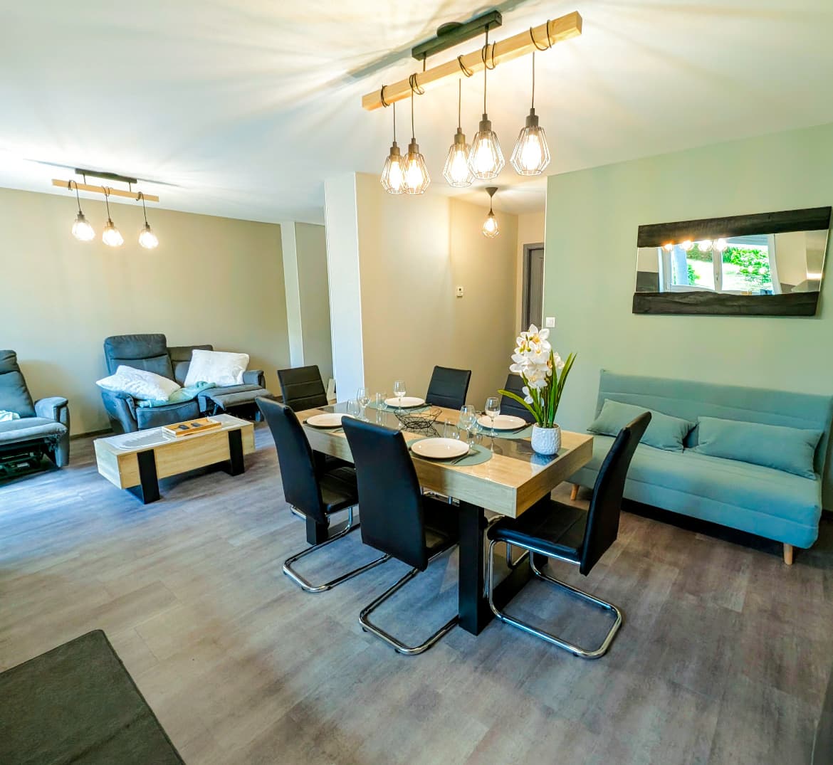 Lichte ruime woon- en eetkamer van Aux Portes de Gérardmer