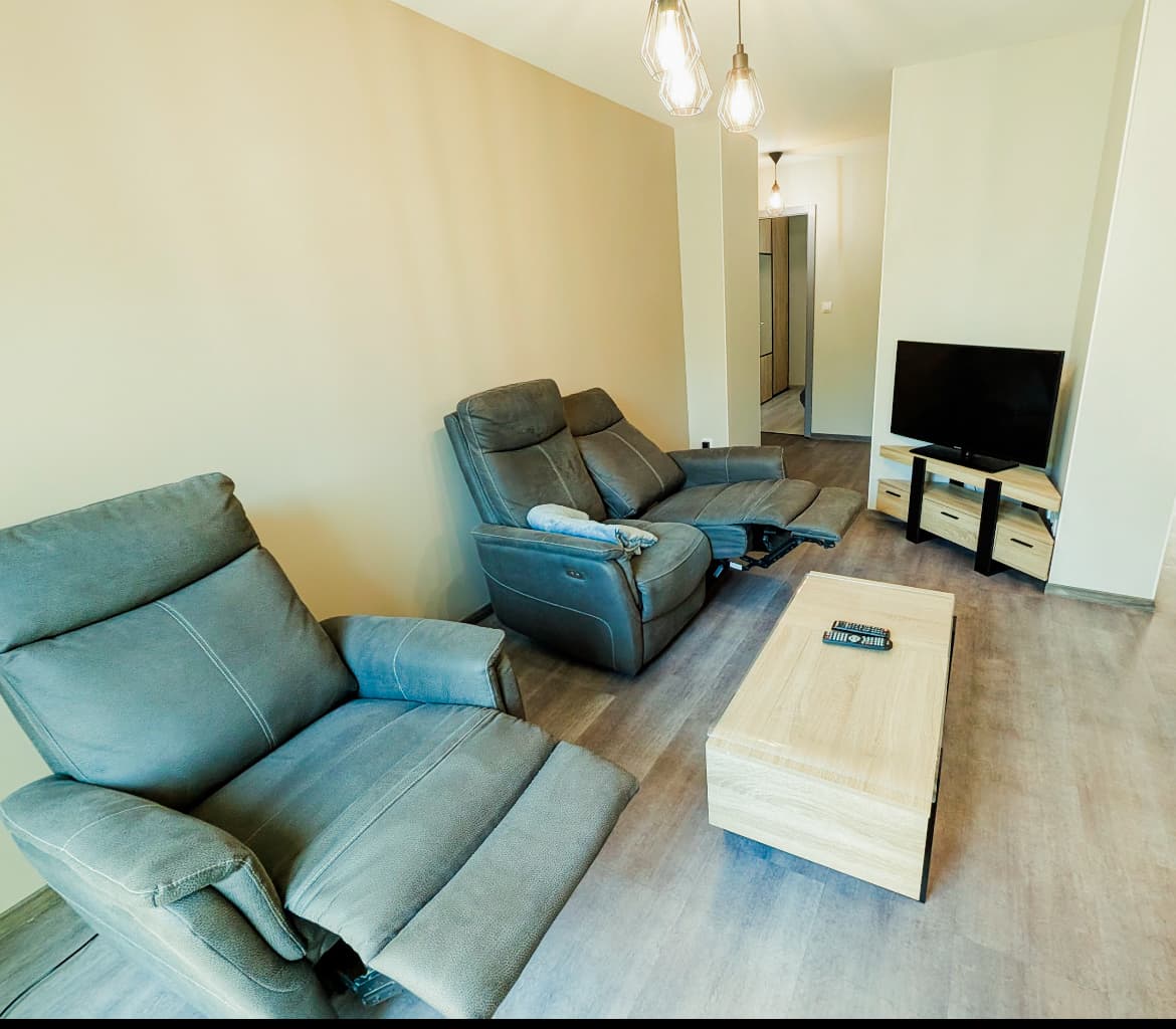 Woonkamer van Aux Portes de Gérardmer met relaxfauteuils en televisie
