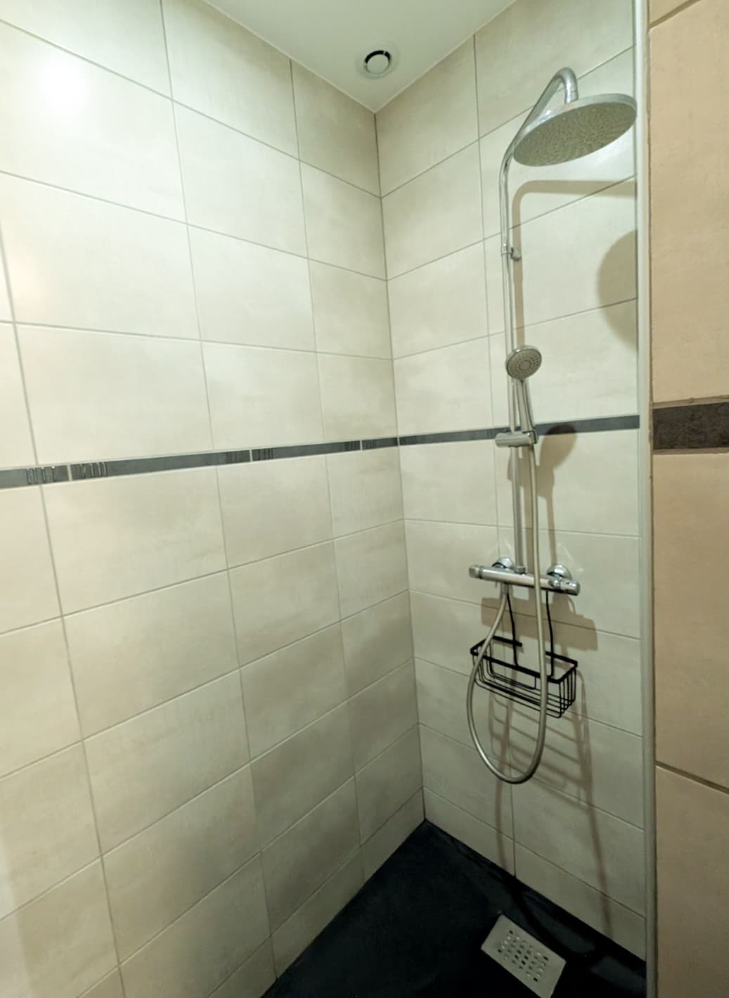Inloopdouche in de badkamer van Aux Portes