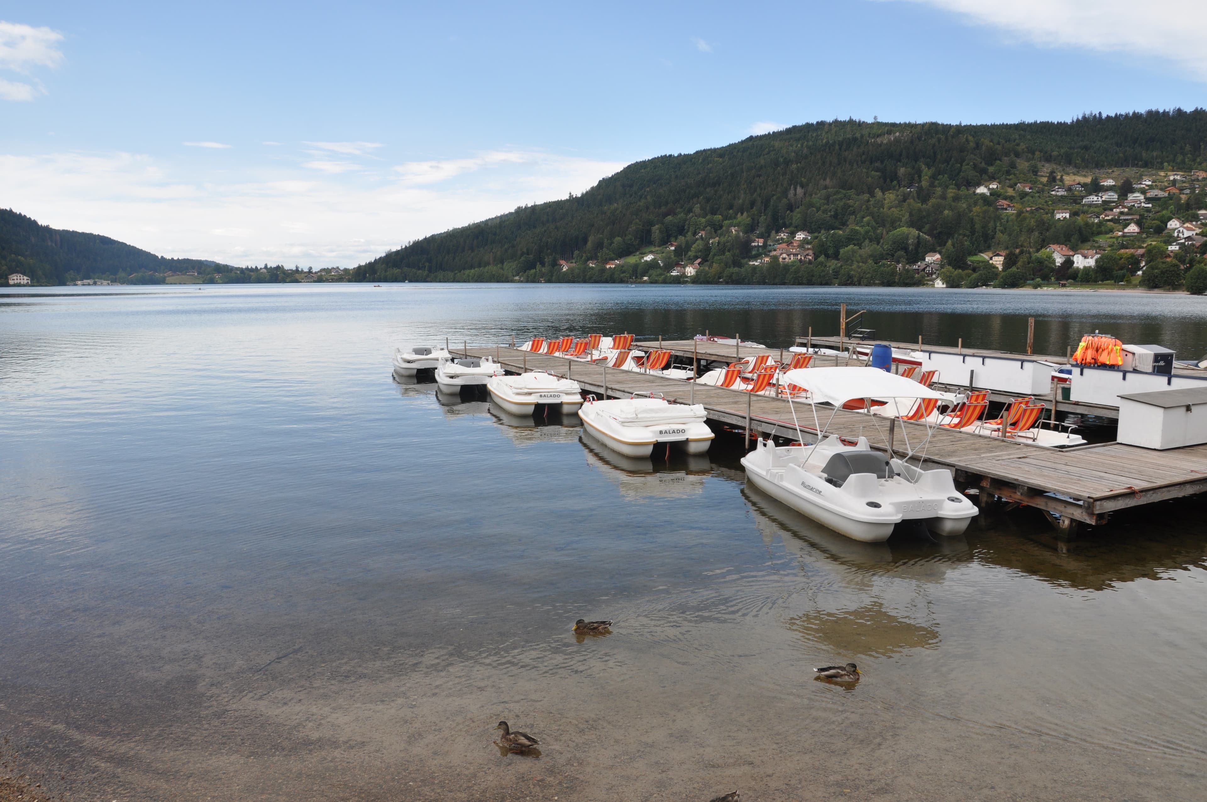 See von Gérardmer mit den Stegen der Wassersportstation