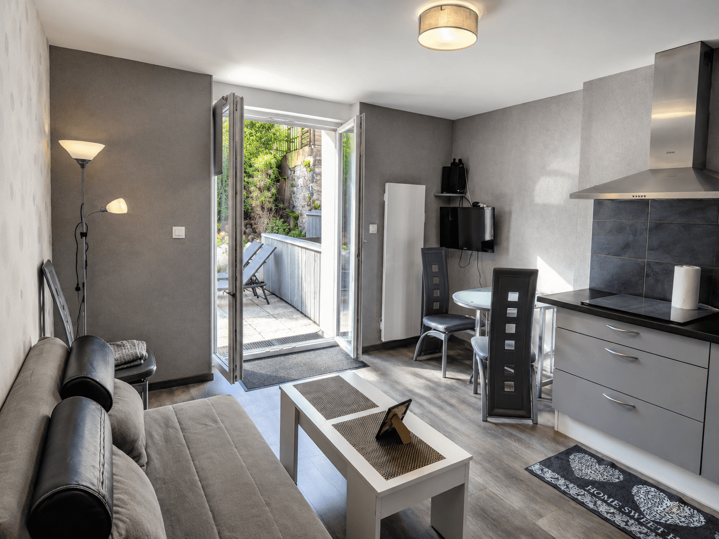 Wohnbereich der Ferienwohnung Les Myrtilles mit Zugang zur Terrasse