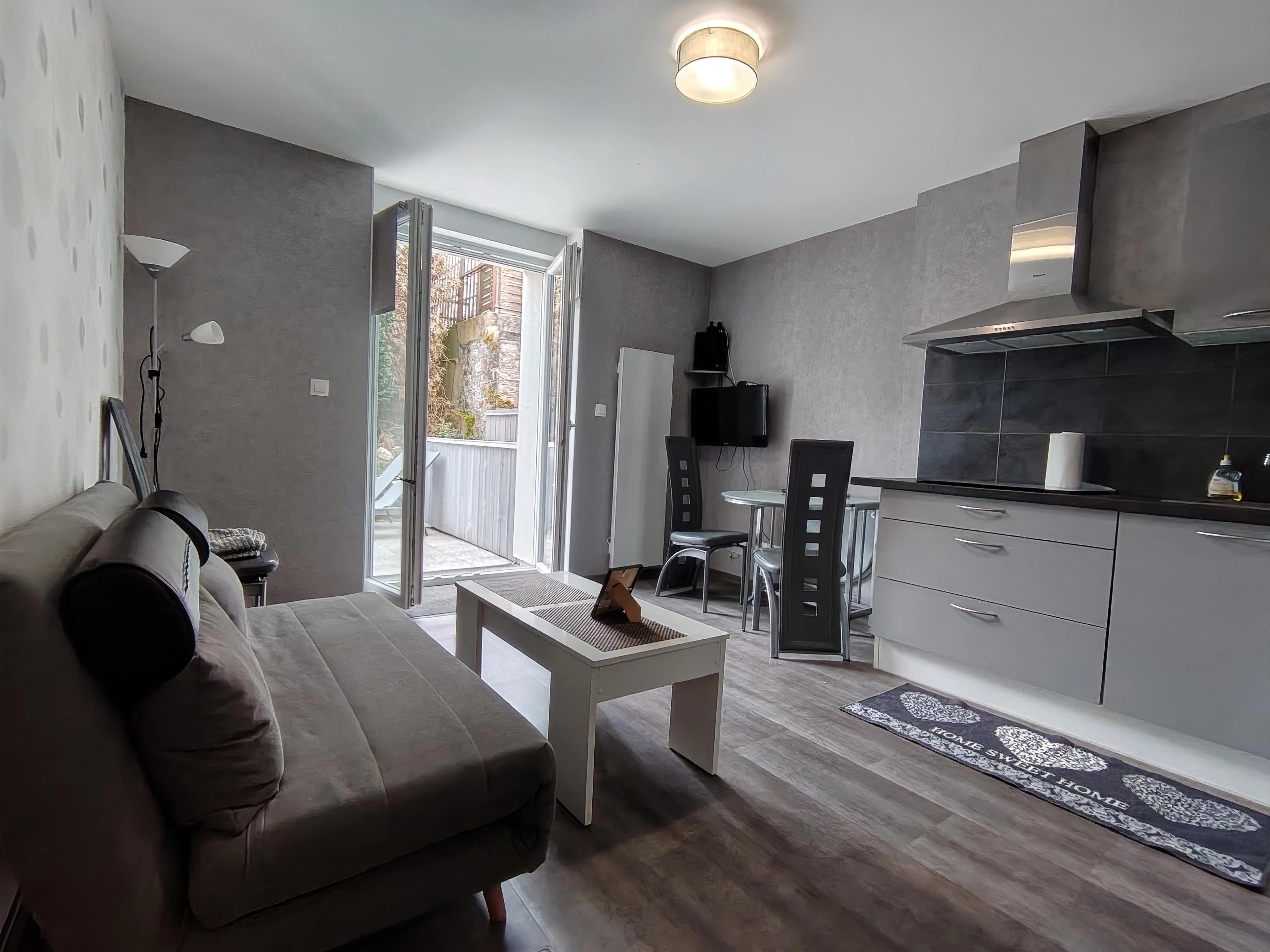 Heller Wohnbereich der Ferienwohnung Les Myrtilles