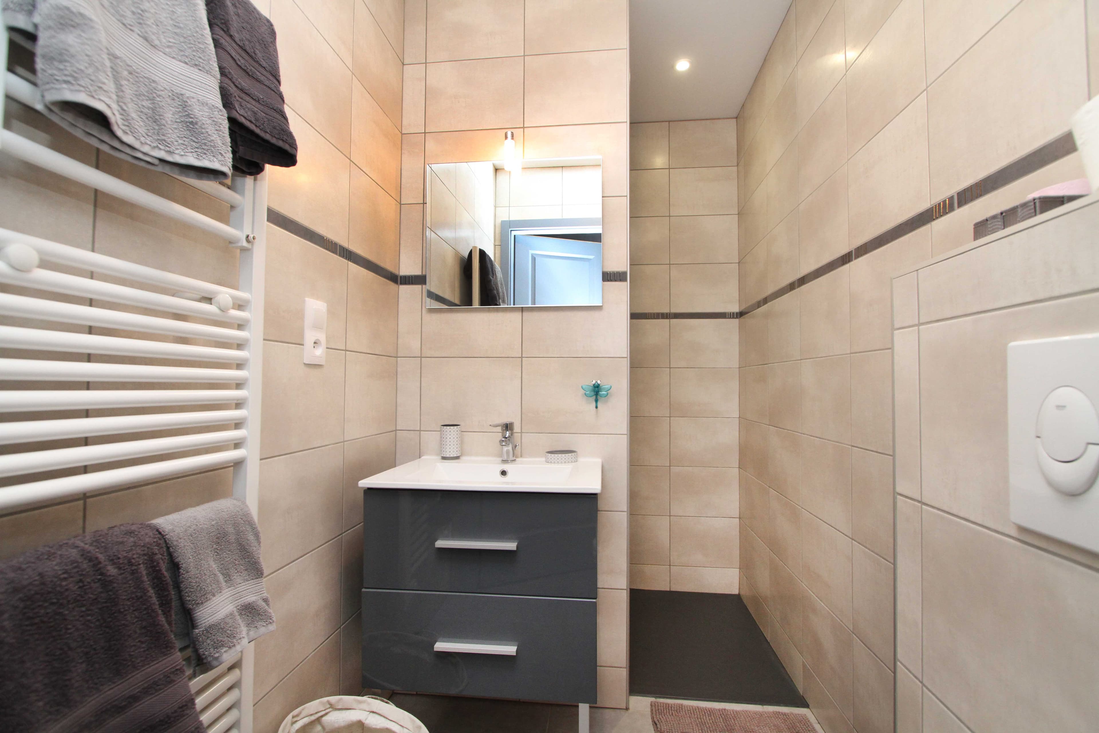 Badezimmer mit Dusche in Les Myrtilles